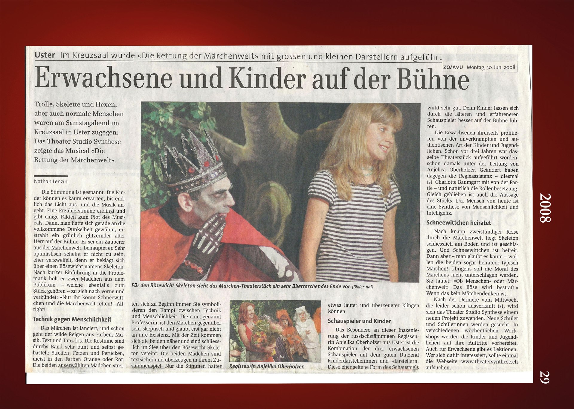 Erwachsene und Kinder auf der Bühne – Theater Synthese