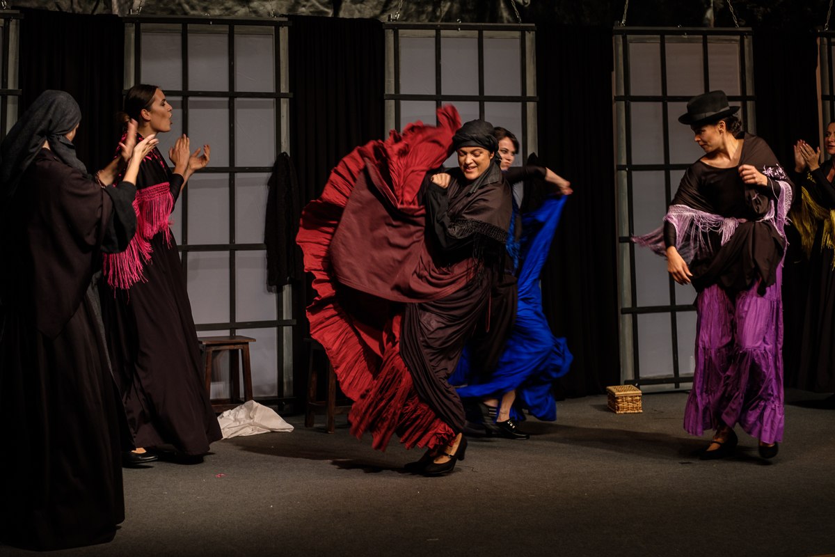 Presse: «Bernarda Albas Haus». Premiere im Theater Synthese. 2019