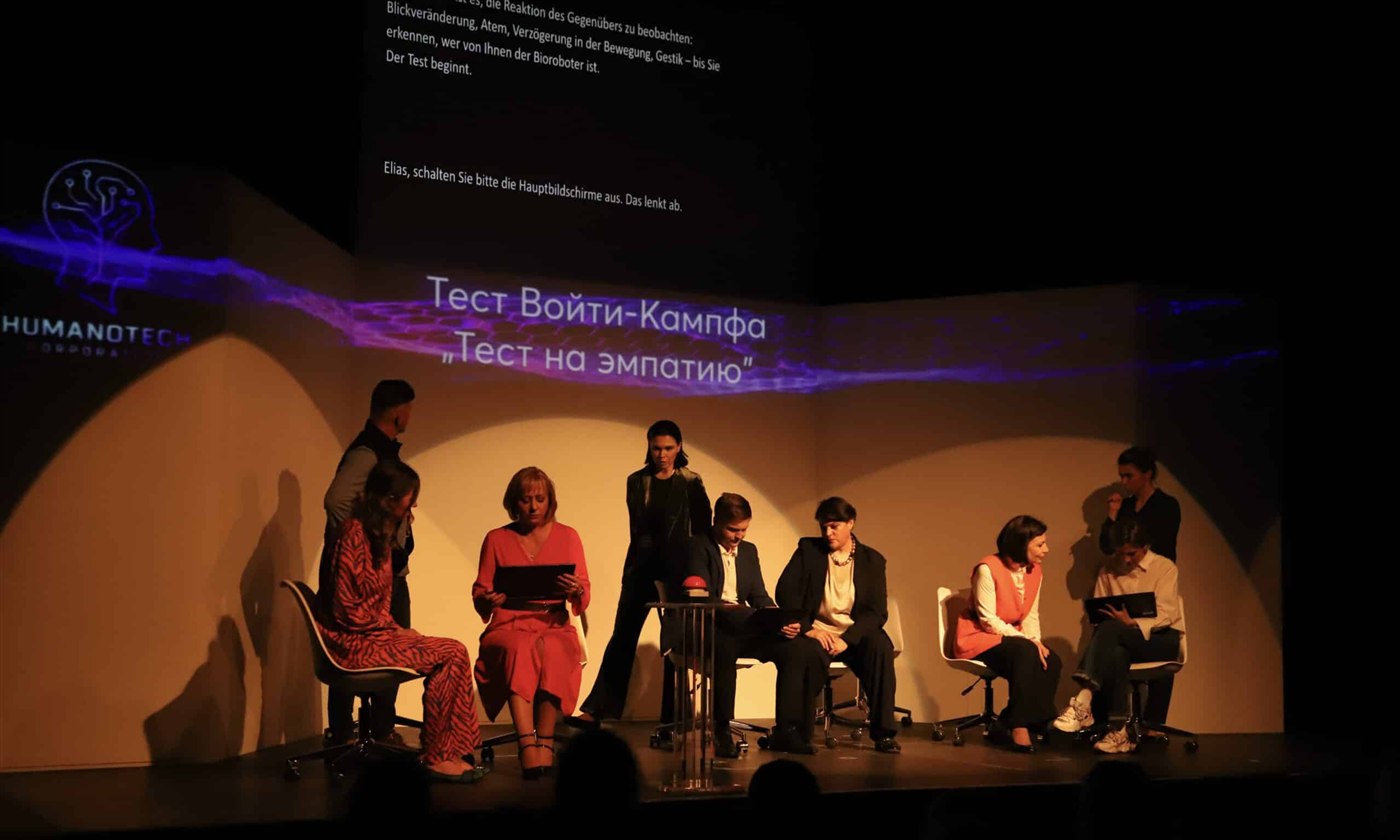 Presse: Wie erkennt man in sich den Menschen? Premiere im Theater Synthese. 2025