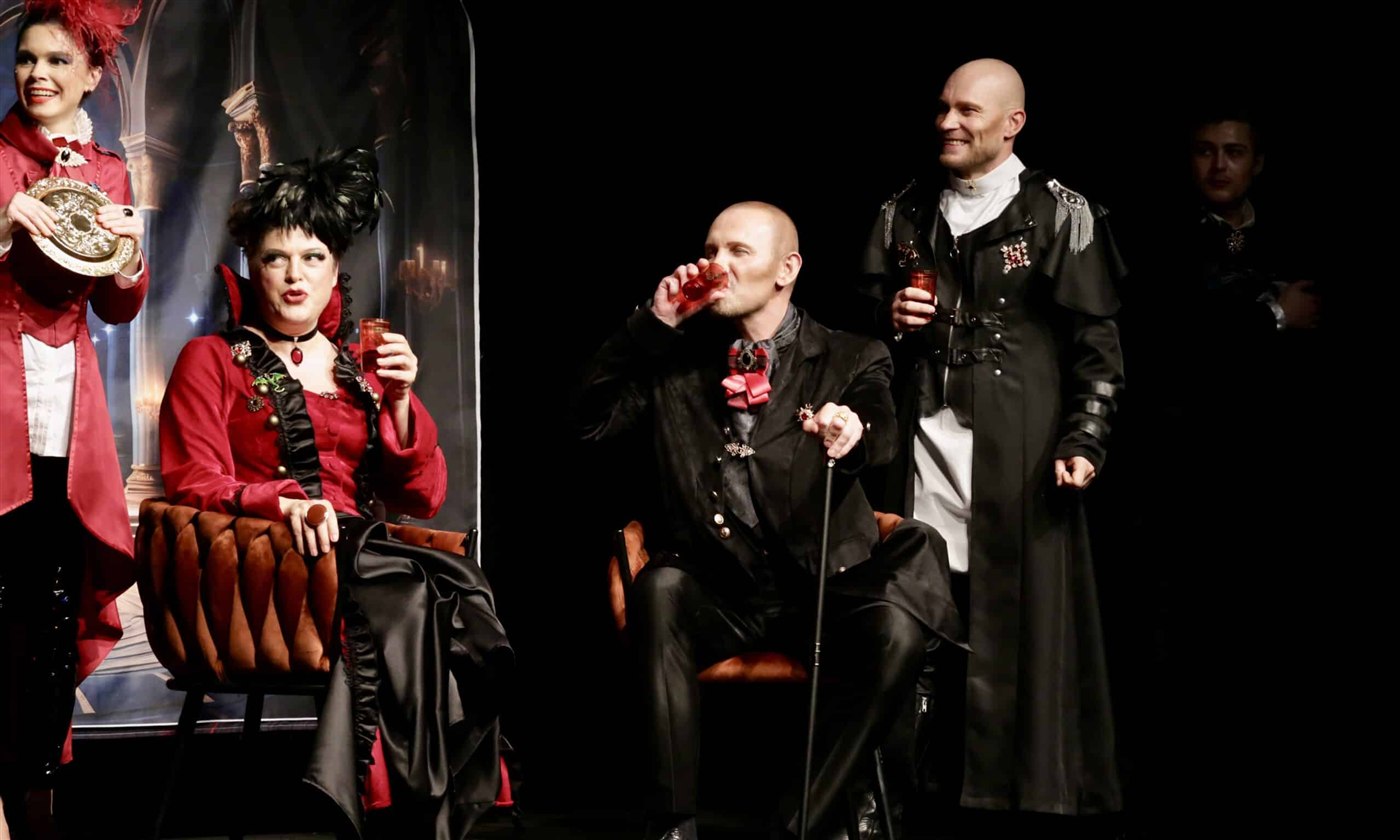 Presse: Woher sollen wir wissen, was Freiheit ist? Premiere im Theater Synthese. 2024
