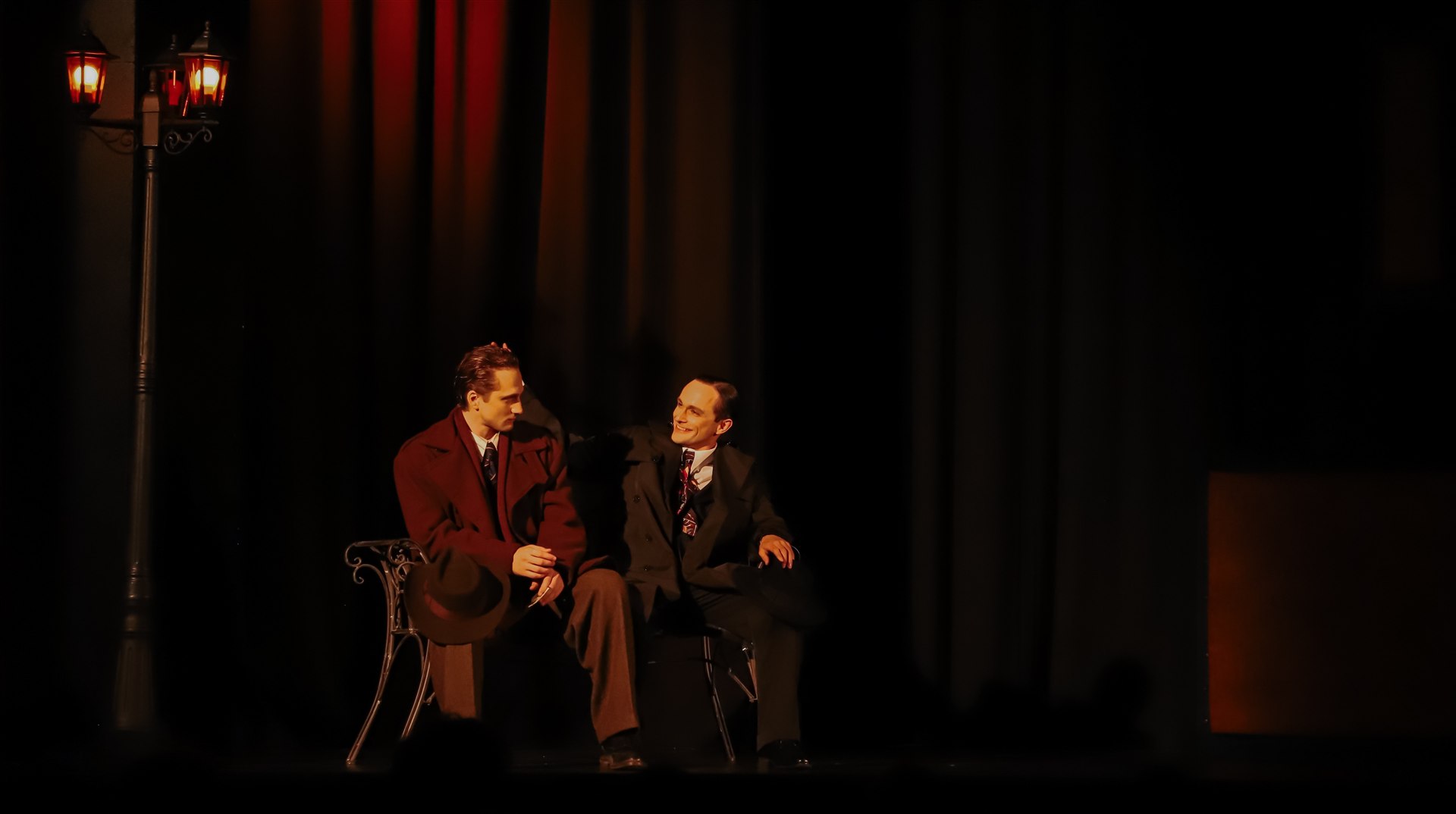 Stadt der grausamen Nacht – Theater Synthese